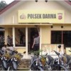 Wakapolres  dan Anggota Dalmas saat Kerja Bakti di Polsek Darma.